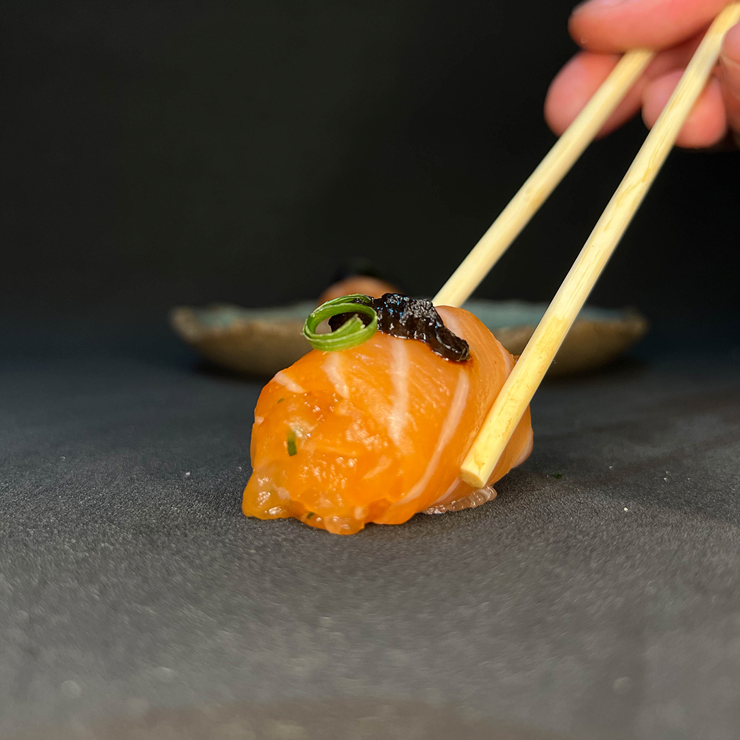 Salmão pasta de alho negro 